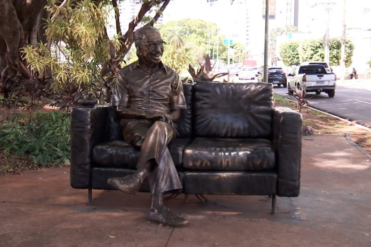 Revitalização da escultura do poeta Manoel de Barros, feita pelo artista Ique, está entre os assuntos do programa