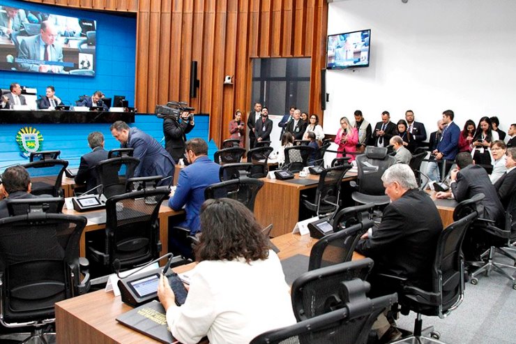 Sessão ordinária é realizada no plenário a partir das 9h e é aberta à imprensa e à participação de toda sociedade