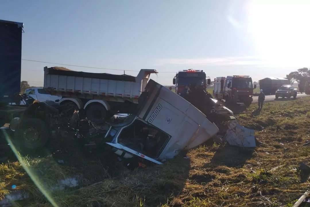 Homem morre em colisão entre caminhão e carreta na BR-262