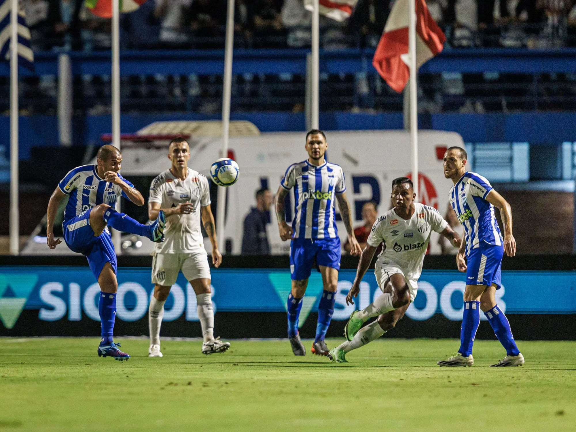 Santos se impõe em visita ao Avaí e mantém campanha perfeita na Série B com vitória por 2 a 0