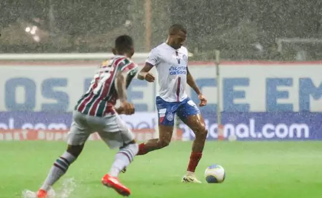 O jogo foi marcado por uma interrupção significativa de 45 minutos devido à chuva intensa, o que afetou o andamento da partida.