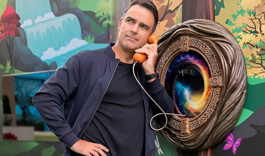 Tadeu Schmidt na casa BBB 24. As inscrições para o Big Brother Brasil 25 já estão abertas e com uma novidade: serão somente em duplas