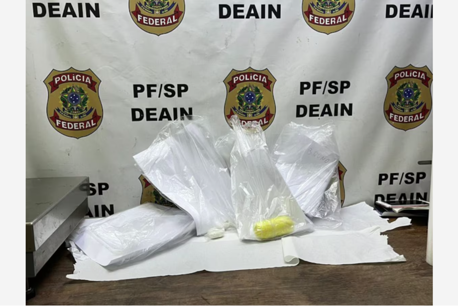 PF prende 18 pessoas em flagrante por tráfico internacional de drogas no Aeroporto de Guarulhos.