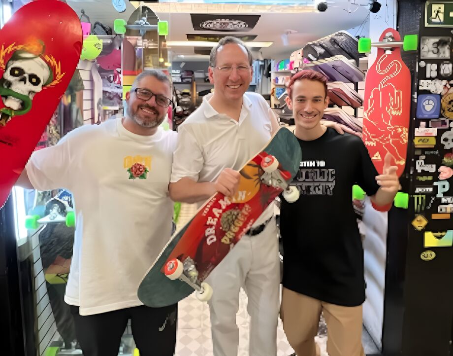 John Textor comprou skate em uma loja em Copacabana