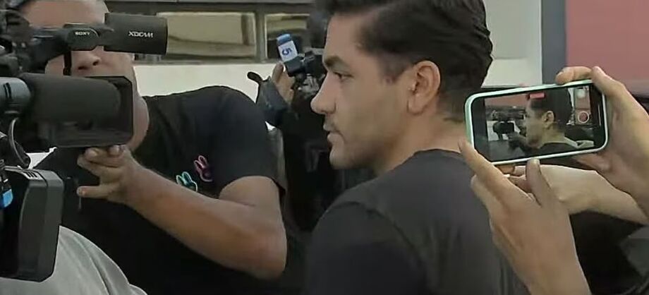 Fernando Sastre de Andrade Filho, que dirigia um Porsche e causou o acidente que matou um motorista de aplicativo, chega à delegacia do Tatuapé, na tarde desta segunda-feira