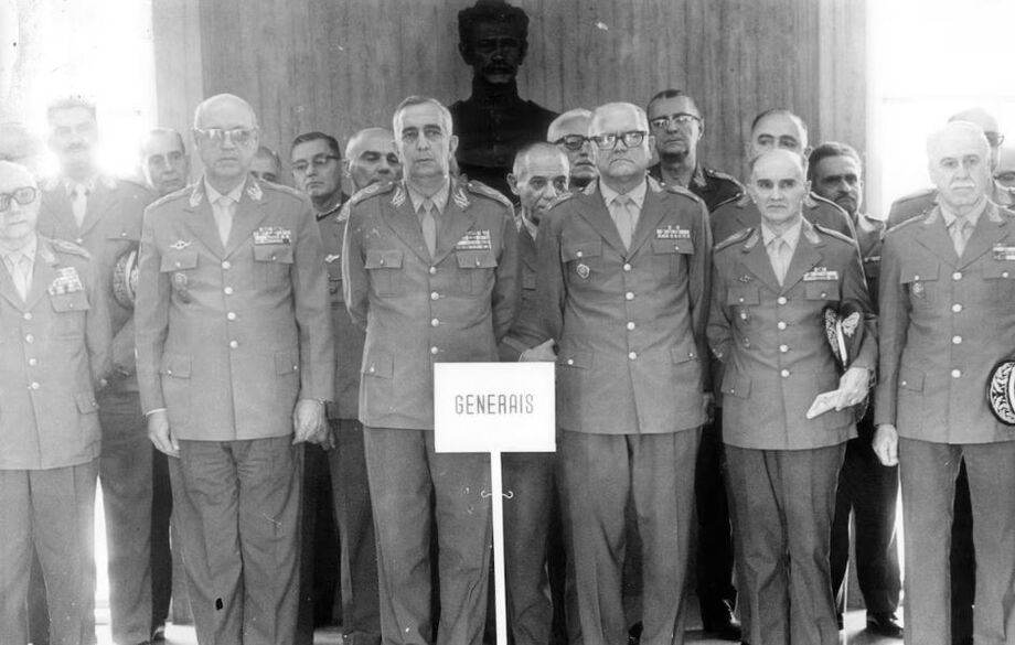 Exército disse que jornalista se enforcou com um cinto na sede do DOI-CODI.