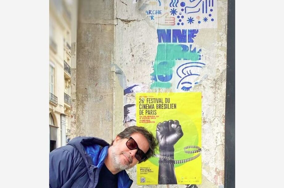 Murilo Benício posa com cartaz do Festival de Cinema Brasileiro em Paris, do qual saiu duplamente vencedor
