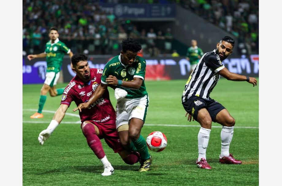 VAR analisa pênalti de João Paulo em Endrick na final do Paulistão