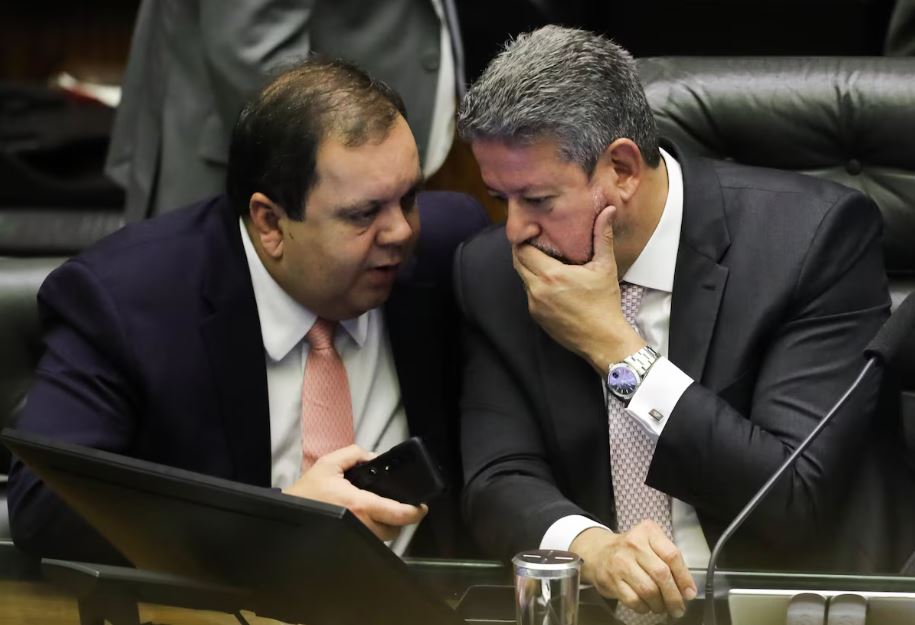 O líder do União, Elmar Nascimento, conversa com o presidente da Câmara, Arthur Lira; sigla é contrária à prisão preventiva de Chiquinho Brazão