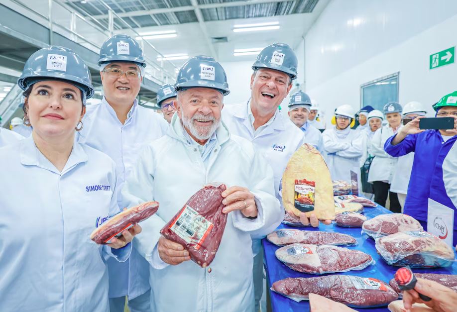Presidente Lula durante visita à planta frigorífica em Campo Grande (MS), ao lado da ministra do Planejamento, Simone Tebet, do ministro da Agricultura, Carlos Fávaro e do embaixador chinês no Brasil, Zhu Qingqiao