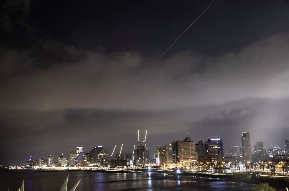 Explosões são vistas nos céus da capital, após o ataque do Irã em Tel Aviv, Israel, em 14 de abril de 2024
