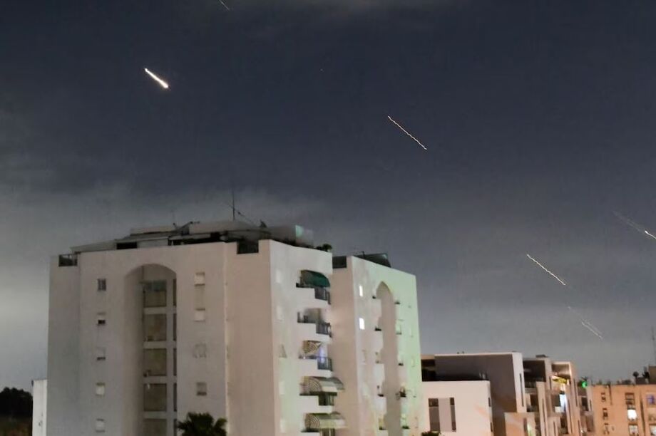 O sistema de defesa aérea israelense Iron Dome é lançado para interceptar mísseis disparados do Irã, no centro de Israel, domingo, 14 de abril de 2024. O Irã lançou seu primeiro ataque militar direto contra Israel no sábado