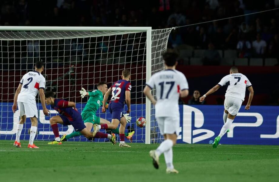 Mbappé marca dois gols no Estádio Olímpico e ajuda PSG a superar o Barcelona