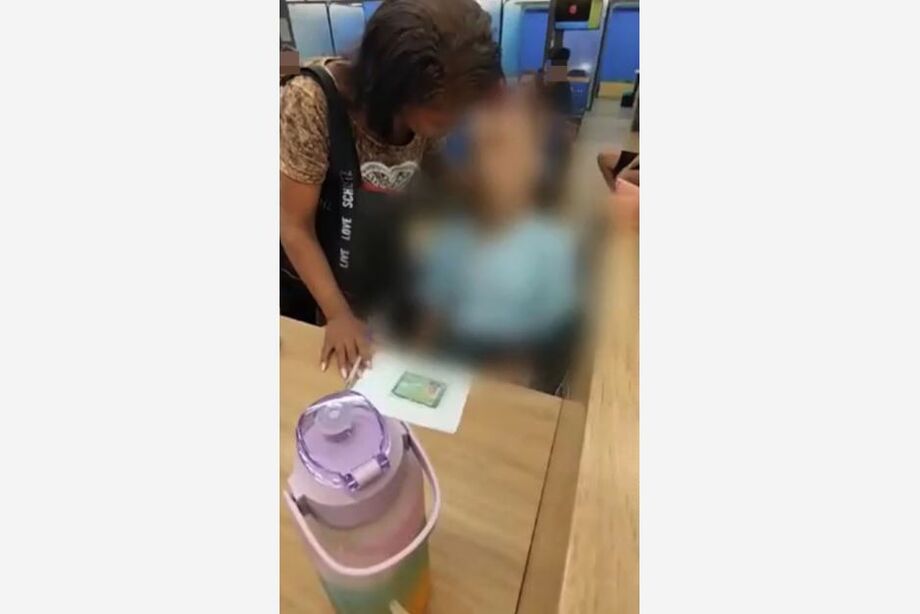Vídeo mostra mulher tentando interagir com idoso que já estava morto