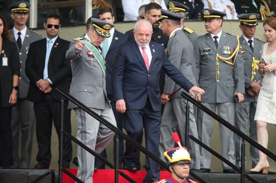 Lula acompanhado do Comandante do Exército Brasileiro, Tomás Miguel Miné Ribeiro Paiva, e do Ministro da Defesa, José Múcio Monteiro, na cerimônia em homenagem ao dia do Exército, no Quartel General em 2023