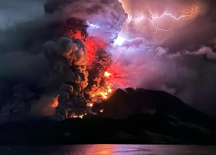 Fotografia divulgada pelo Centro de Vulcanologia e Mitigação de Riscos Geológicos mostra o Monte Ruang expelindo lava quente e fumaça