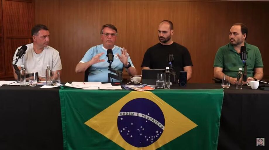 Jair Bolsonaro (PL) e os filhos Flávio, Eduardo e Carlos em transmissão no YouTube