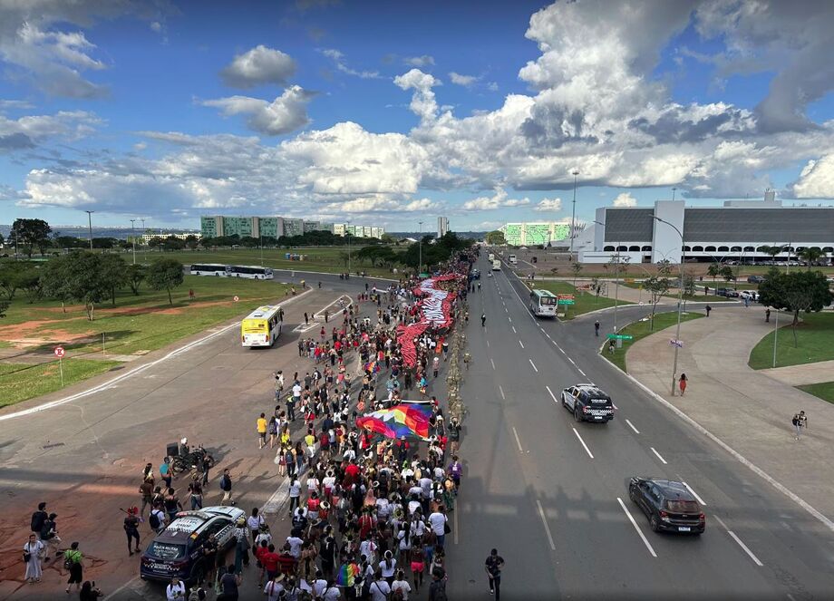 Indígenas fazem protesto em frente ao Planalto, enquanto Lula se reúne com lideranças