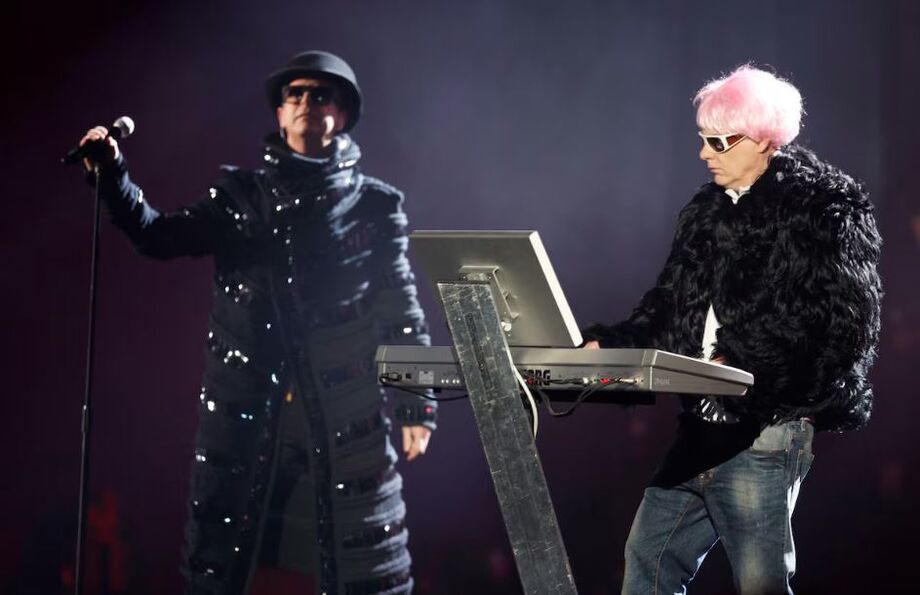 Neil Tennant (esq) e Chris Lowe formam o Pet Shop Boys, e lançam novo álbum