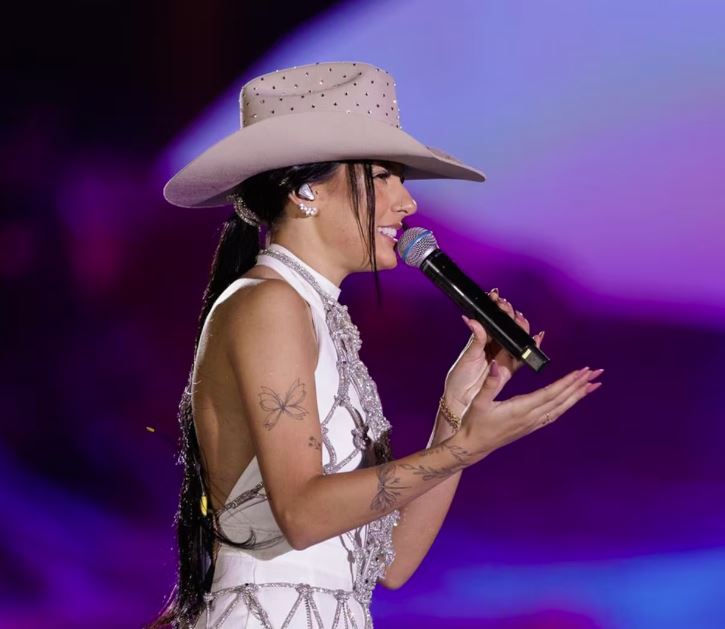 Ana Castela revelou que usa cola para disfarçar as orelhas de abano