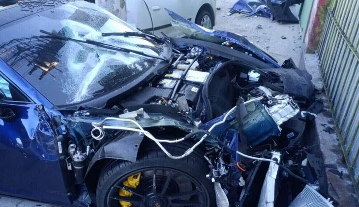 Acidente na Salim Farah Maluf em que um Porsche atingiu e destruiu um Sandero. O motorista do Porsche deixo o locaol; o do Sandero, morreu