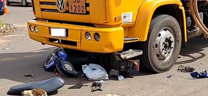 A motocicleta ficou destruída