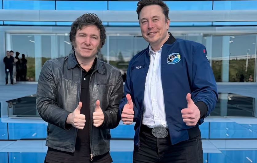 Imagem mostra o presidente da Argentina, Javier Milei, e o empresário Elon Musk na fábrica da Tesla nesta sexta-feira, 12