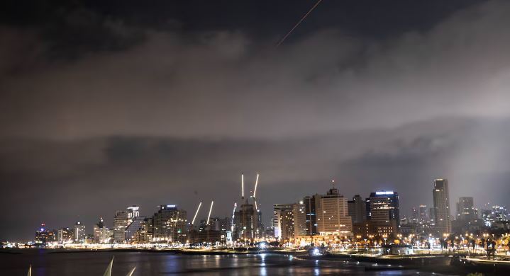 Explosões no céu de Tel Aviv, Israel, após ataque iraniano em 14 de abril de 2024