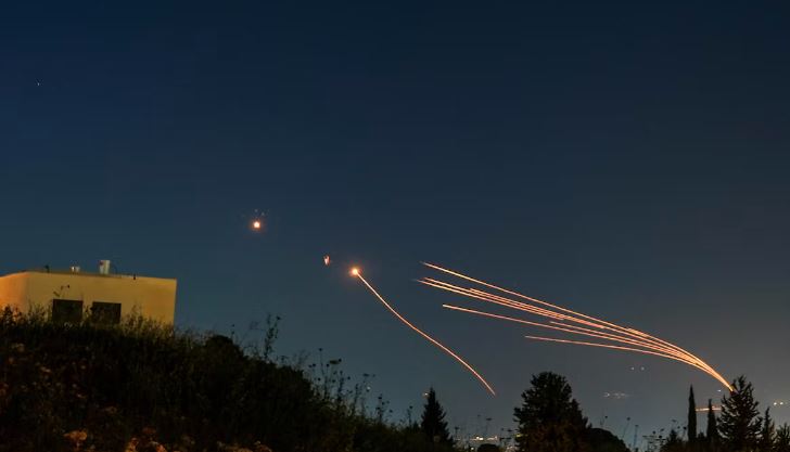Domo de Ferro israelense sendo usado para interceptar foguetes disparados do Líbano, no dia 12 de abril