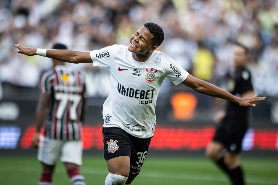 Corinthians desmantela 'Dinizismo' e bate o Fluminense com golaços de Wesley