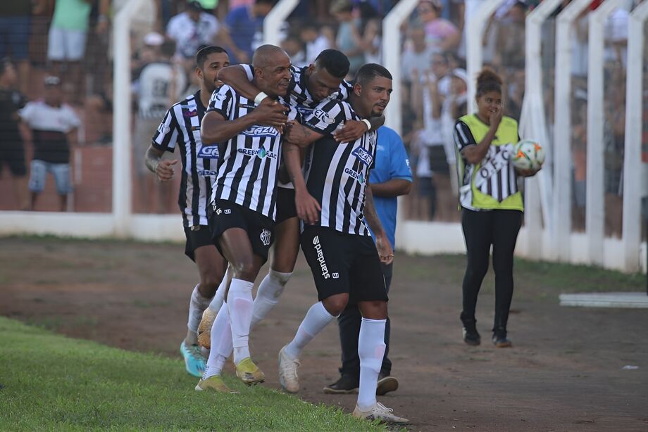 Jogadores do Operário comemoram gol de Pedrinho, segundo da vitória operariana