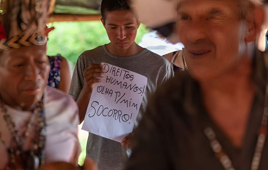Indígenas guaranis e kaiowás denunciam ataques de fazendeiros, com apoio de policiais, a áreas ocupadas em Mato Grosso do Sul