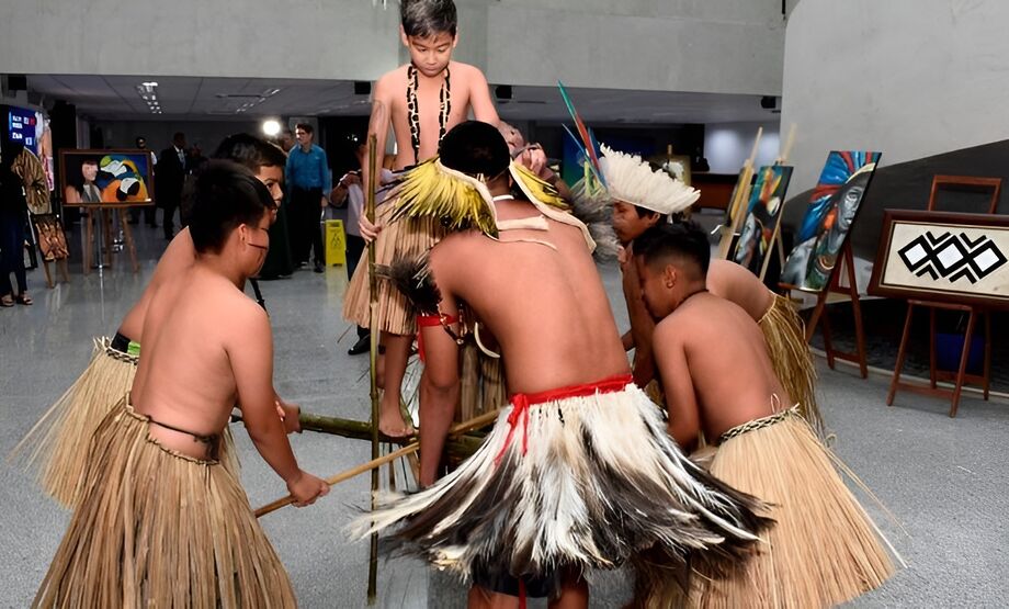 Durante a abertura da mostra, houve a apresentação do Grupo da Aldeia Urbana Marçal de Souza, com a Dança da Ema Kohixoti Kipaé