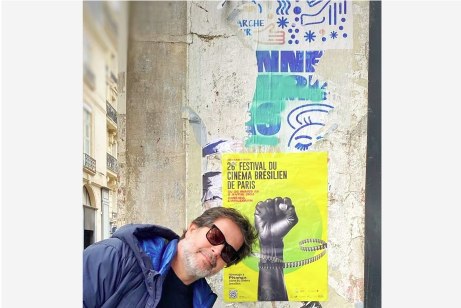 Murilo Benício posa com cartaz do Festival de Cinema Brasileiro em Paris, do qual saiu duplamente vencedor.
