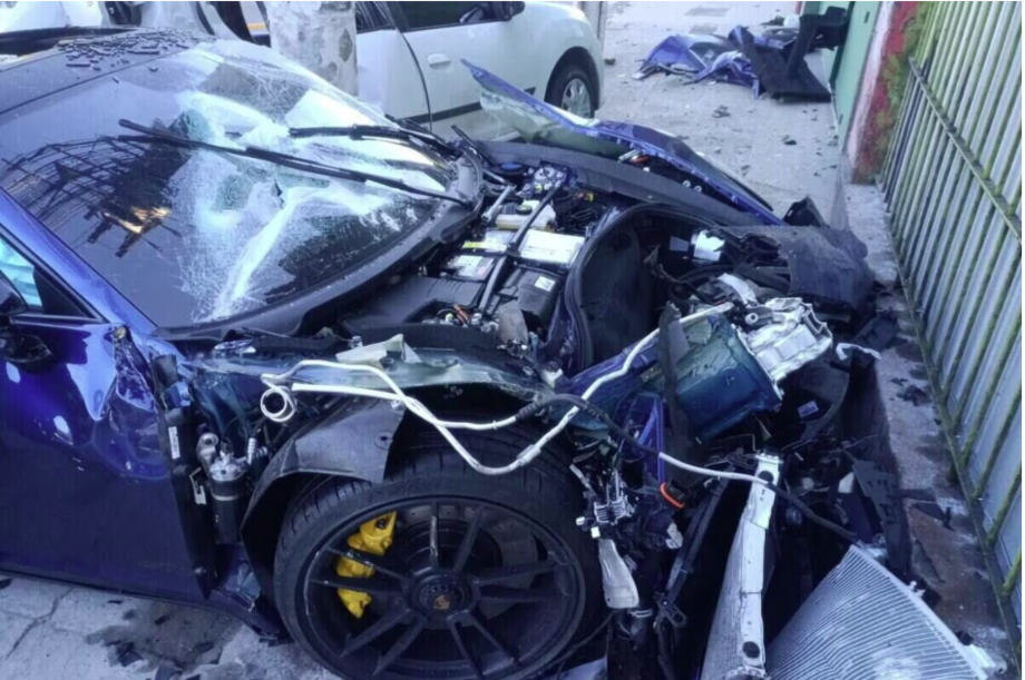 Acidente na Salim Farah Maluf em que um Porsche atingiu e destruiu um Sandero. O motorista do Porsche fugiu; o do Sandero, morreu.
