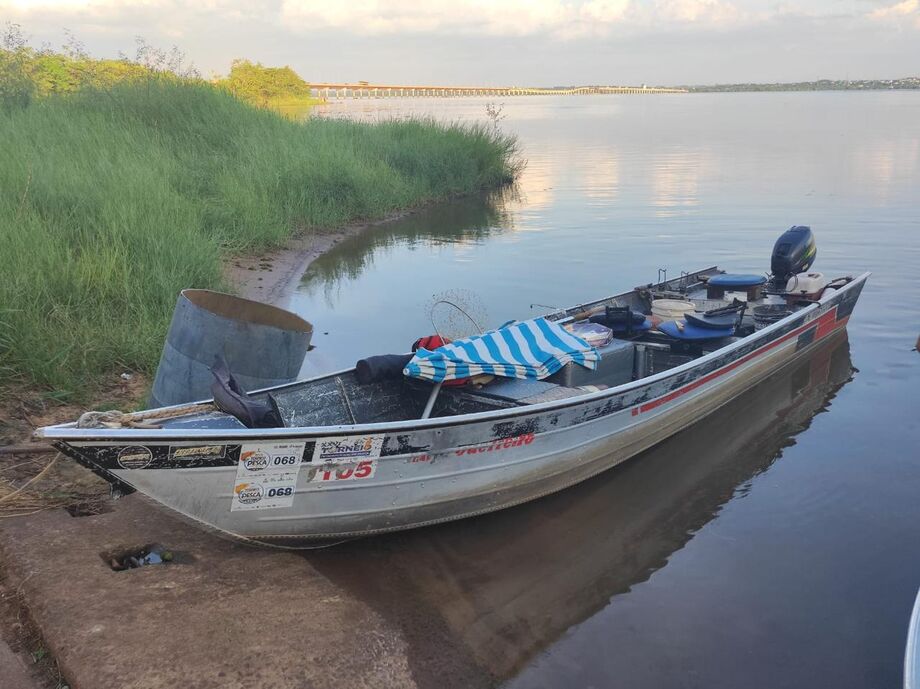 O barco usado pelo pescador foi apreendido