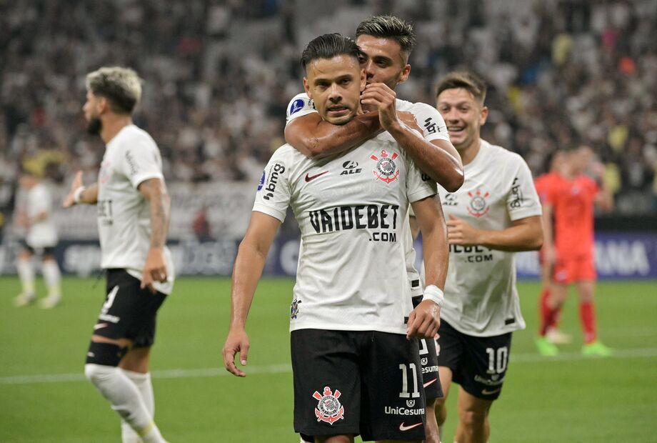 Romero faz história, Corinthians atropela Nacional e vence a 1ª na Sul-Americana
