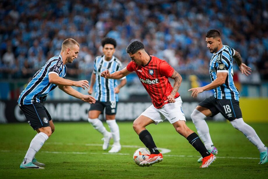 Grêmio perde em casa para o Huachipato e fica em situação difícil na Copa Libertadores