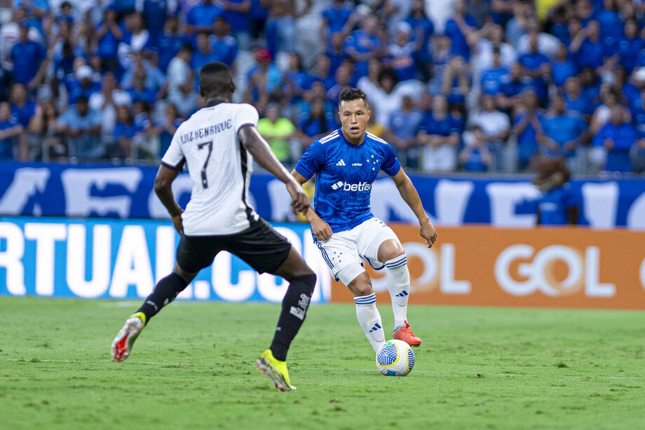 Cruzeiro aproveita erros do Botafogo e vence no Mineirão na estreia do Brasileirão