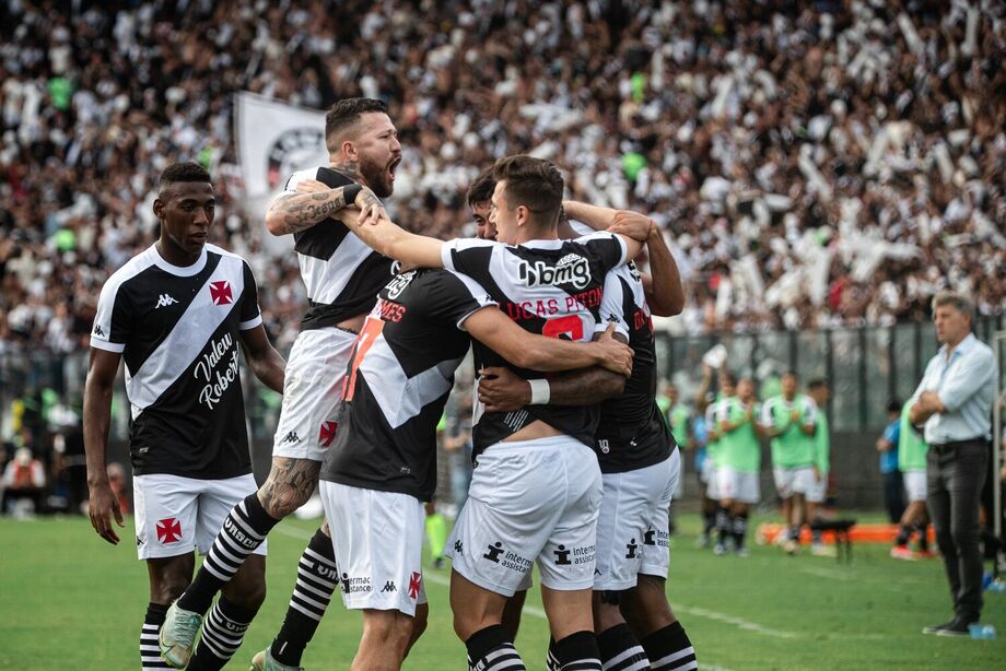 Vasco estreia no Brasileirão com vitória sobre o Grêmio em São Januário