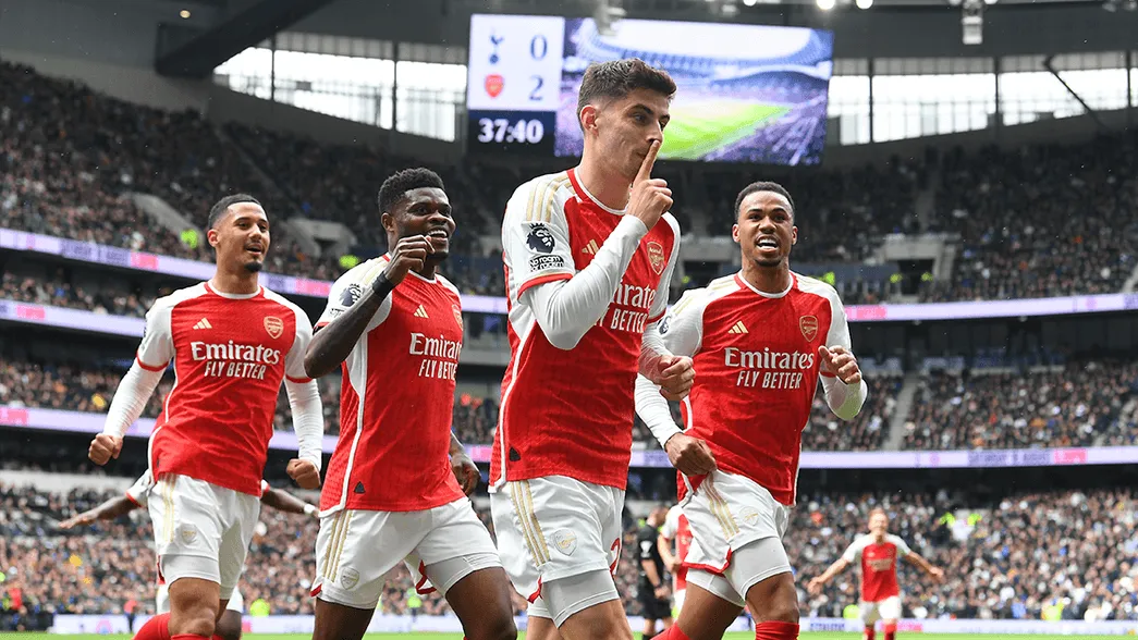 Jogadores do Arsenal comemoram gol contra o Tottenham