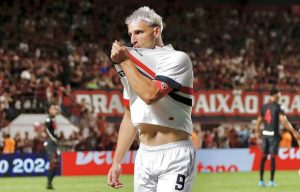 Calleri comemora seu gol contra o Atlético Goianiense;