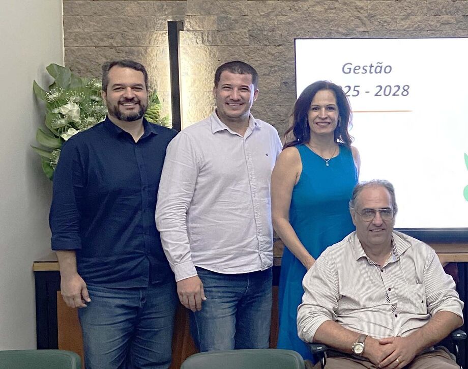 O médico-veterinário, Dr. Thiago Leite Fraga e sua diretoria formada pela vice-presidente Eneida Dacal, Leonardo A. Jacarandá como secretário-geral e Mauro Rodrigo, como tesoureiro
