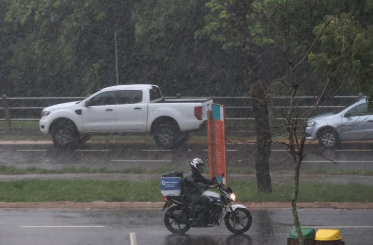 O destaque da previsão do tempo para esta semana em Mato Grosso do Sul é a ocorrência de chuvas significativas, com acumulados acima de 50 milímetros em 24 horas.