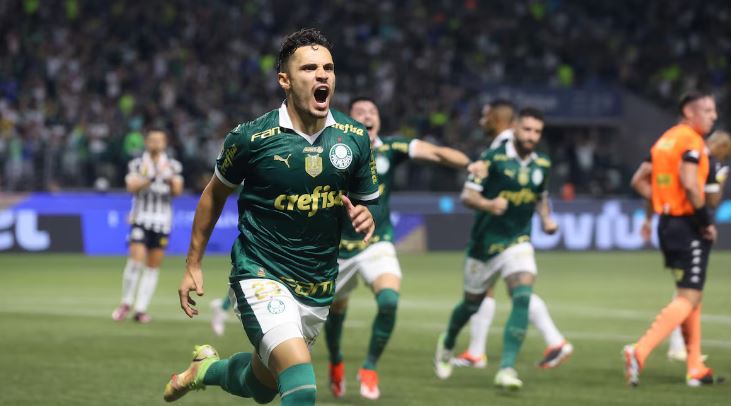 Rafael Veiga comemora seu gol em cobrança de pênalti, o primeiro do Palmeiras.