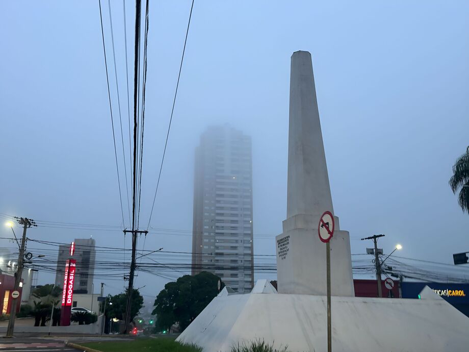 A cidade iniciou o dia com uma densa camada de nevoeiro, embora isso não tenha afetado as operações do Aeroporto Internacional de Campo Grande.