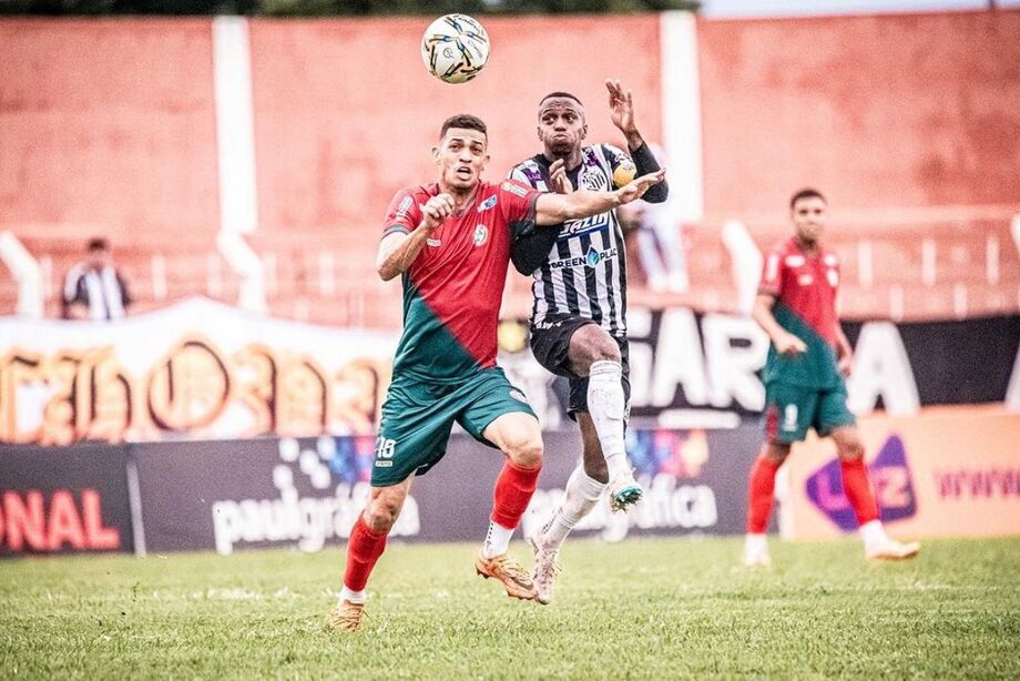 Operário e Portuguesa em campo