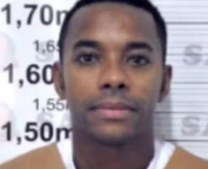 Robinho recebeu matrícula e fez registros de foto e digitais na prisão, mas tenta recursos para liberdade.