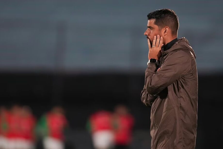 Coach Antonio Oliveira of Brazil's Corinthians reacts during a Copa Sudamericana Group F soccer match against Uruguay's Racing in Montevideo, Uruguay, Tuesday, April 2, 2024.