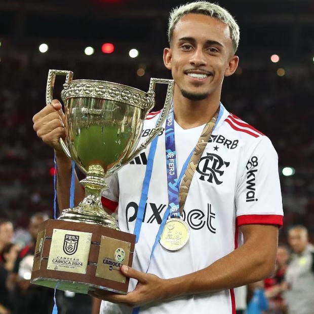 Matheus Gonçalves, meia-atacante do Flamengo, foi roubado no Rio após conquistar o título carioca